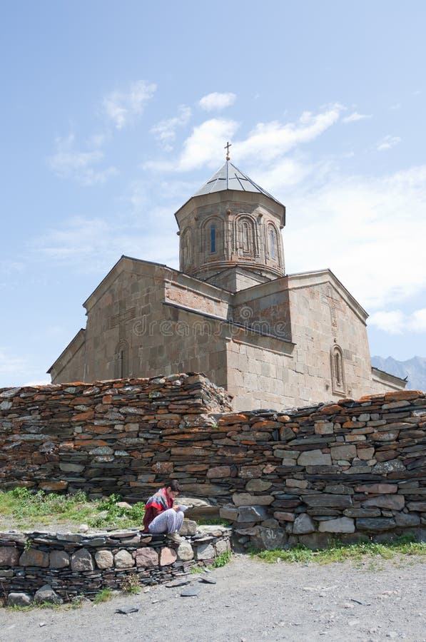 Heilige Drievuldigheidskerk dichtbij Kazbegi royalty-vrije stock fotografie Heilige Drievuldigheidskerk dichtbij Kazbegi royalty-vrije stock fotografie