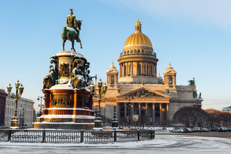 Heilige Isaac Cathedral en het Monument aan Keizer Nicholas I royalty-vrije stock foto Heilige Isaac Cathedral en het Monument aan Keizer Nicholas I royalty-vrije stock foto