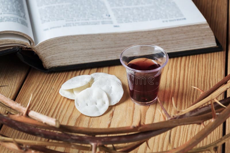 Heilige Kommunion, eine Schale Wein und Brot mit Jesus Crown Thorn und einer heiligen Bibel