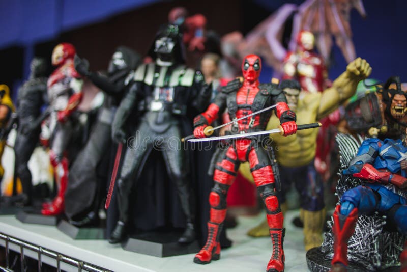 HEILIGE PETERSBURG, RUSLAND - APRIL 27, 2019: actiecijfers Star Wars-karakters en superheroes van de wonderfilm stock fotografie HEILIGE PETERSBURG, RUSLAND - APRIL 27, 2019: actiecijfers Star Wars-karakters en superheroes van de wonderfilm stock fotografie