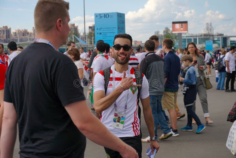 HEILIGE-PETERSBURG, RUSLAND - JUNI 15, 2018: Een ventilator van Iran is in een goede stemming en gaat naar de gelijke op de Werel stock foto's HEILIGE-PETERSBURG, RUSLAND - JUNI 15, 2018: Een ventilator van Iran is in een goede stemming en gaat naar de gelijke op de Werel stock foto's