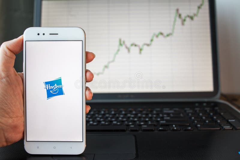 HEILIGE PETERSBURG, RUSLAND - JUNI 25, 2019: Het embleem van het Hasbrobedrijf op het smartphonescherm royalty-vrije stock afbeeldingen HEILIGE PETERSBURG, RUSLAND - JUNI 25, 2019: Het embleem van het Hasbrobedrijf op het smartphonescherm royalty-vrije stock afbeeldingen