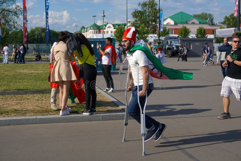HEILIGE-PETERSBURG, RUSLAND - JUNI 15, 2018: Iraanse ventilator op steunpilaren in zeven haasten om aan de gelijke op de Wereldbe stock fotografie HEILIGE-PETERSBURG, RUSLAND - JUNI 15, 2018: Iraanse ventilator op steunpilaren in zeven haasten om aan de gelijke op de Wereldbe stock fotografie