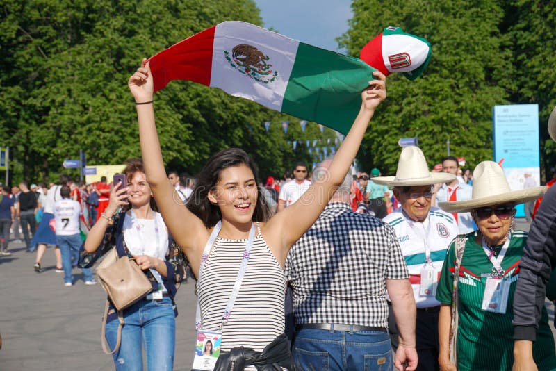 HEILIGE-PETERSBURG, RUSLAND - JUNI 15, 2018: Jong mooi meisje met de vlag van Mexico op de Wereldbeker 2018 van FIFA stock afbeeldingen HEILIGE-PETERSBURG, RUSLAND - JUNI 15, 2018: Jong mooi meisje met de vlag van Mexico op de Wereldbeker 2018 van FIFA stock afbeeldingen