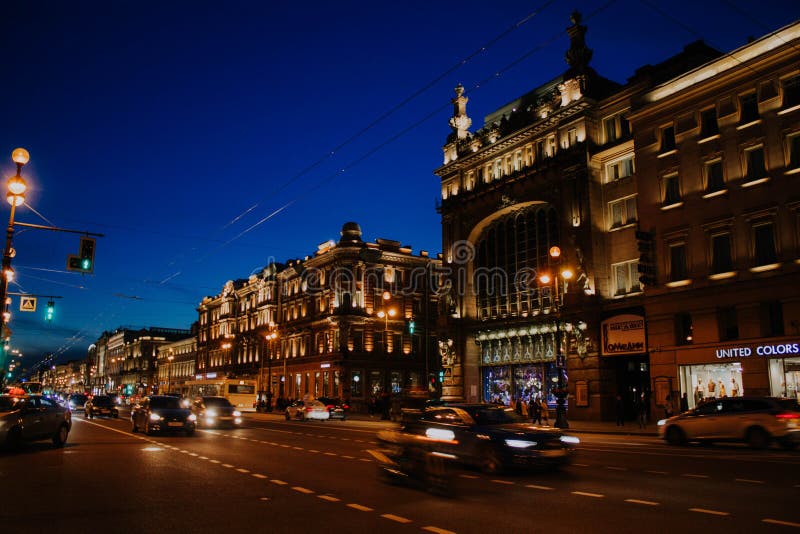 Heilige Petersburg, Rusland, kan 2019, gelijk makend Nevsky-vooruitzicht Lichten op de straatlantaarns in het stadscentrum Verkee royalty-vrije stock afbeeldingen Heilige Petersburg, Rusland, kan 2019, gelijk makend Nevsky-vooruitzicht Lichten op de straatlantaarns in het stadscentrum Verkee royalty-vrije stock afbeeldingen