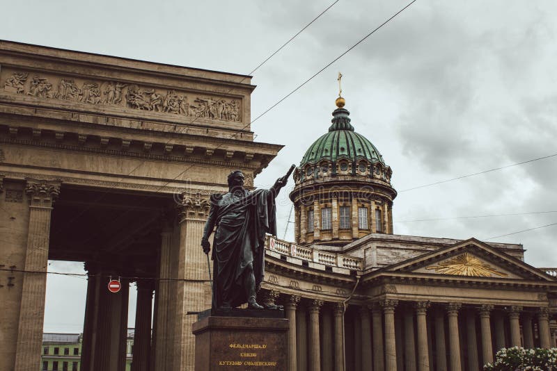 Heilige Petersburg, Rusland, Mei 2019 Kazan Kathedraal en monument van Kutuzov, Weergeven van Kazan Kathedraal in regenachtig wee stock foto Heilige Petersburg, Rusland, Mei 2019 Kazan Kathedraal en monument van Kutuzov, Weergeven van Kazan Kathedraal in regenachtig wee stock foto