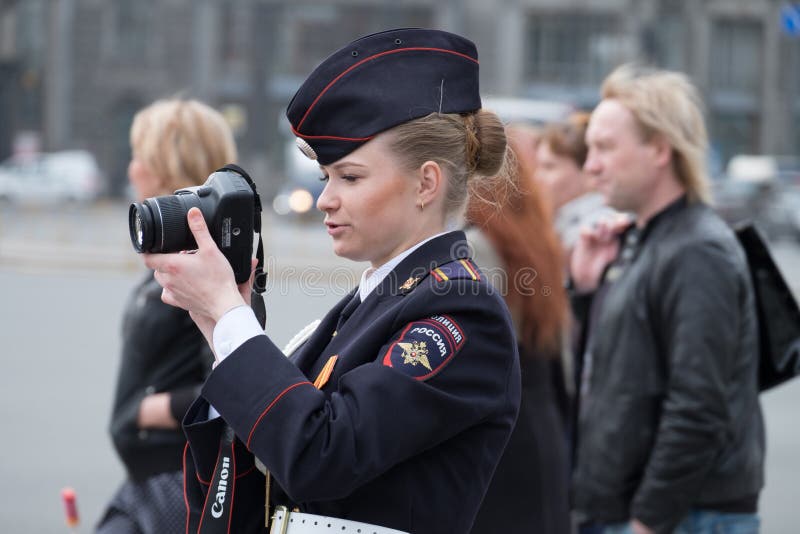HEILIGE PETERSBURG, RUSLAND - MEI 5, 2015: Russische vrouwelijke militairen royalty-vrije stock foto HEILIGE PETERSBURG, RUSLAND - MEI 5, 2015: Russische vrouwelijke militairen royalty-vrije stock foto