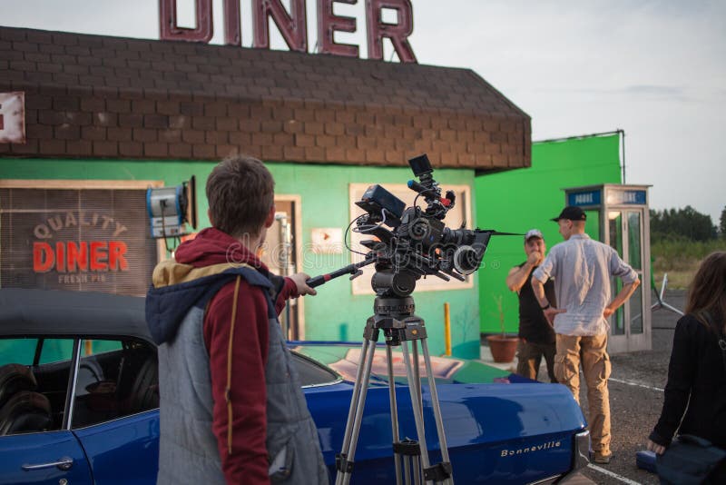 HEILIGE PETERSBURG, RUSLAND - OKTOBER 31, 2018: Filmbemanning op Plaats 4K camera Cinematographer royalty-vrije stock foto HEILIGE PETERSBURG, RUSLAND - OKTOBER 31, 2018: Filmbemanning op Plaats 4K camera Cinematographer royalty-vrije stock foto