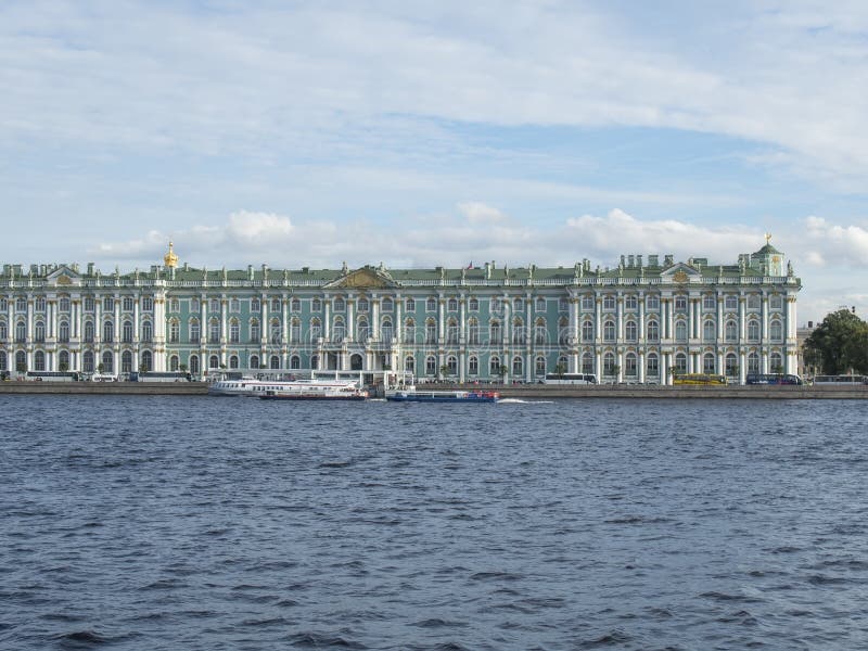 Heilige Petersburg, Rusland 09 September, de Mening van 2016 van het de Winterpaleis in St. Petersburg, Rusland royalty-vrije stock foto Heilige Petersburg, Rusland 09 September, de Mening van 2016 van het de Winterpaleis in St. Petersburg, Rusland royalty-vrije stock foto