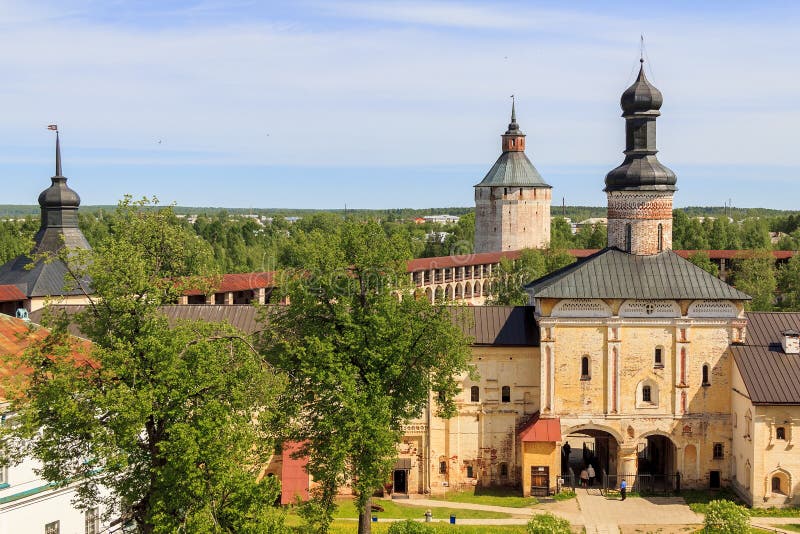 Heilige Tore mit Tor-Kirche von Kirillo-Belozerskykloster lizenzfreies stockbild Heilige Tore mit Tor-Kirche von Kirillo-Belozerskykloster lizenzfreies stockbild