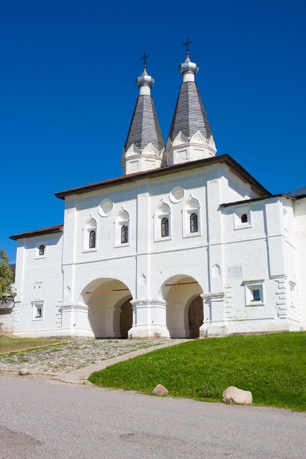 Heilige Tore von Ferapontov-Kloster mit den Kirchen der Offenbarung und des St. Ferapont, Russland lizenzfreie stockbilder Heilige Tore von Ferapontov-Kloster mit den Kirchen der Offenbarung und des St. Ferapont, Russland lizenzfreie stockbilder