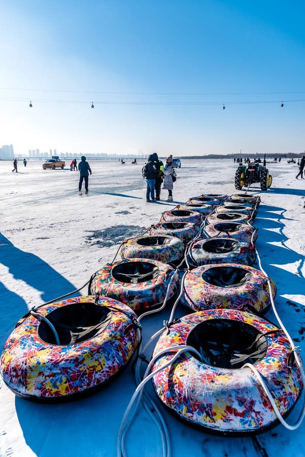 Heilongjiang Harbin China - DEC, 29 de 2018 : En el río invernal la gente se convierte en congelada, la gente puede caminar y org foto de archivo Heilongjiang Harbin China - DEC, 29 de 2018 : En el río invernal la gente se convierte en congelada, la gente puede caminar y org foto de archivo