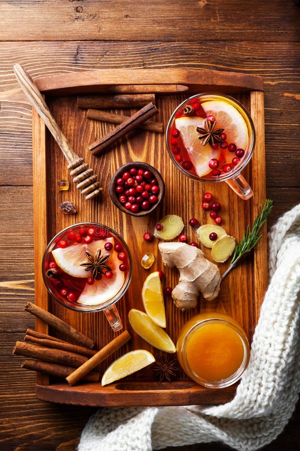 Heilung von Cranberry-Tee in Gläschen mit Zitronen-, Honig-, Ingwer- und Gewürz-Schal Herbstheißer Drink auf rustikalem Tisch mit lizenzfreie stockbilder