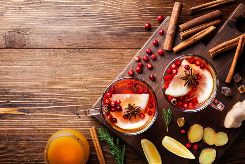Heilung von Cranberry-Tee in zwei Glasschläuchen mit Zitrone, Honig, Ingwer und Gewürzen Herbstheißes Getränk auf rustikalem Hint lizenzfreies stockbild