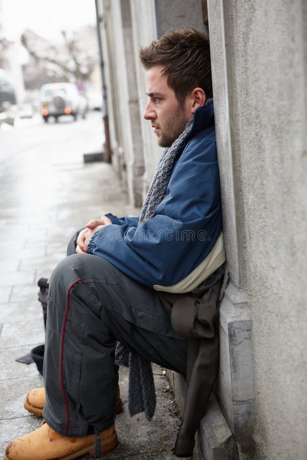 Heimatloser junger Mann, der in der Straße bittet stockfoto Heimatloser junger Mann, der in der Straße bittet stockfoto