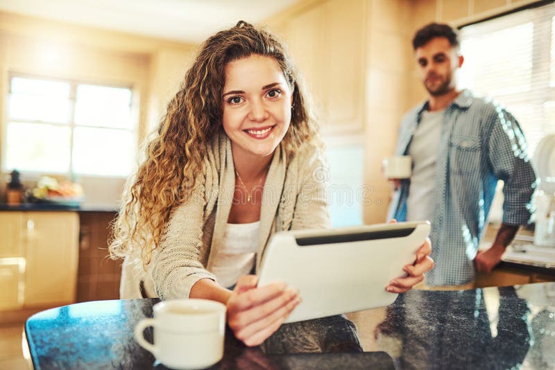 Heimfrau und glücklich mit Tablet an der Küchentheke für Social Media Post und Networking. Leute paaren sich und lächeln an lizenzfreie stockbilder