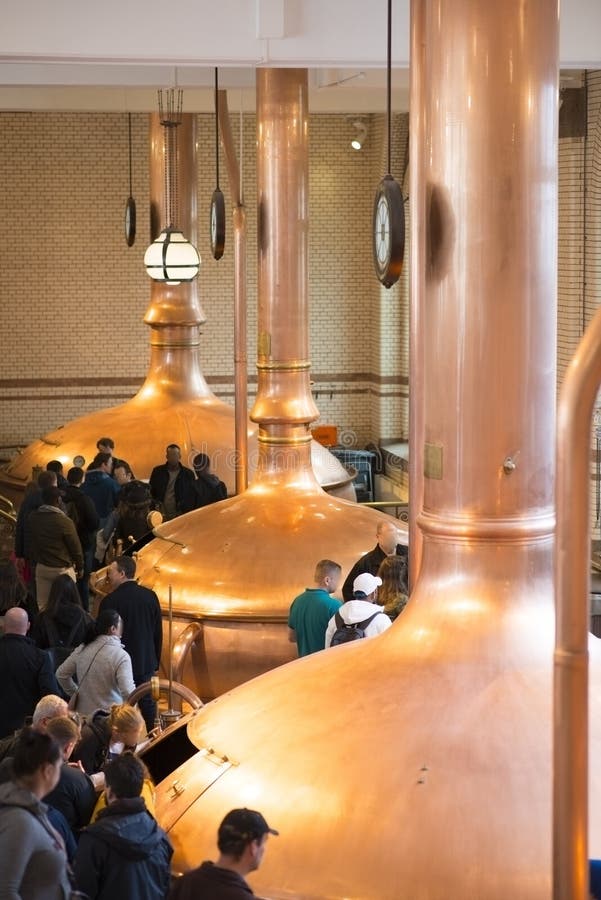 Heineken erfarenhetsinre av det historiska bryggeriet i mitten av Amsterdam, Nederländerna, mars 23, 2019 arkivfoton Heineken erfarenhetsinre av det historiska bryggeriet i mitten av Amsterdam, Nederländerna, mars 23, 2019 arkivfoton