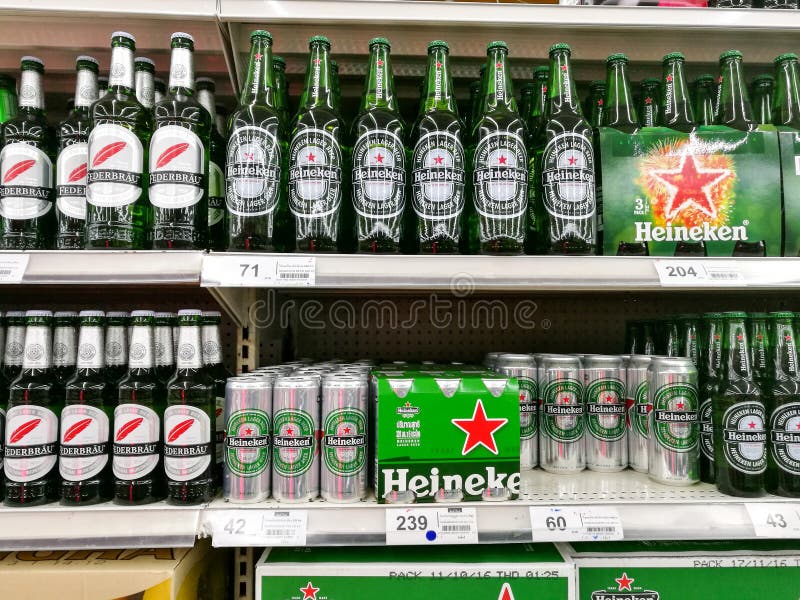 Heineken ölburkar och flaskor arkivfoto Heineken ölburkar och flaskor arkivfoto