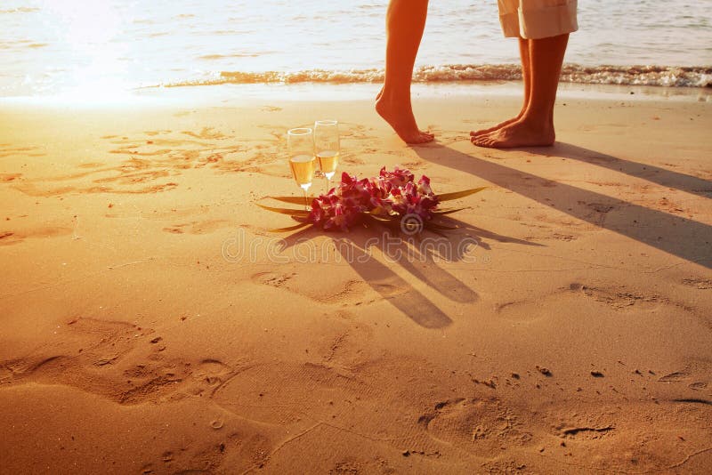 Heirat auf dem Strand, Füße romantische Paare lizenzfreies stockfoto Heirat auf dem Strand, Füße romantische Paare lizenzfreies stockfoto