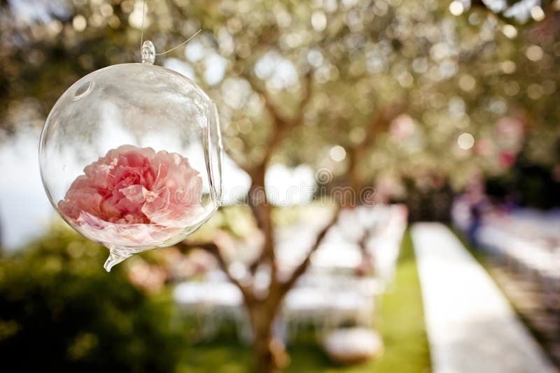 Heiratende Blumendekoration auf dem Baum lizenzfreie stockbilder Heiratende Blumendekoration auf dem Baum lizenzfreie stockbilder