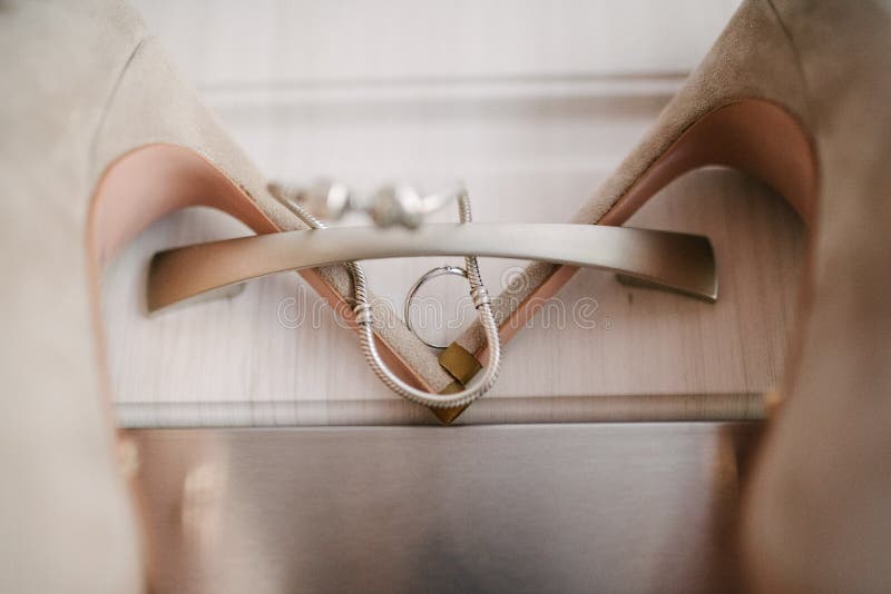 Heiratende festliche Schuhe des Brautabschlusses oben am Hochzeitstag lizenzfreie stockfotografie Heiratende festliche Schuhe des Brautabschlusses oben am Hochzeitstag lizenzfreie stockfotografie