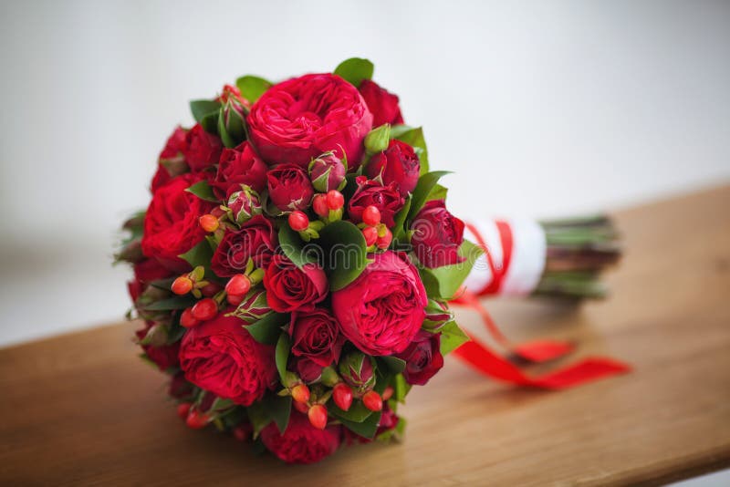 Heiratender Brautblumenstrauß von großen roten Rosen stockfotos Heiratender Brautblumenstrauß von großen roten Rosen stockfotos