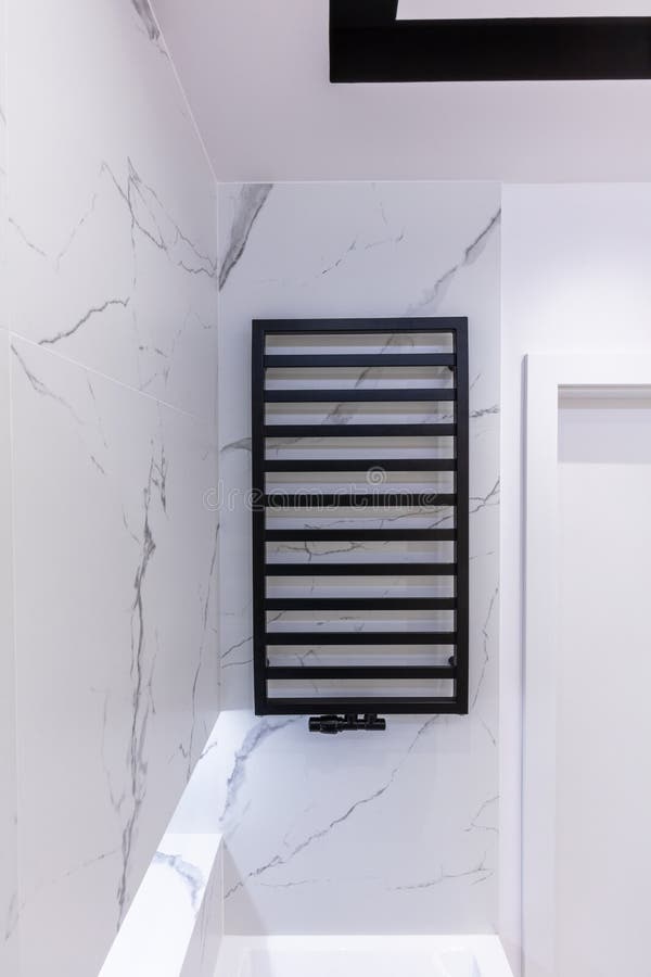 Heizung im modernen kleinen Badezimmer Innendesign stockfotografie