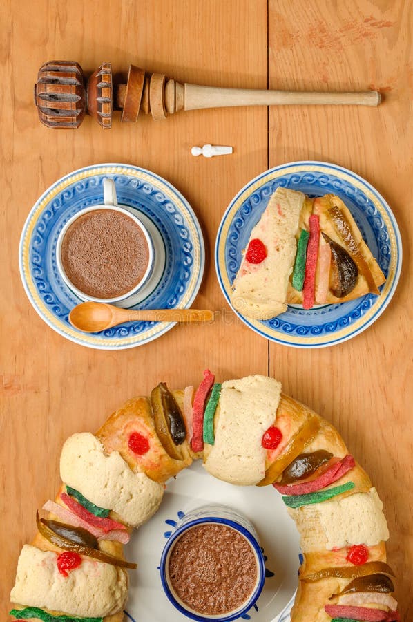 Heiße Schokolade mit Offenbarungskuchen, Könige backen, Rosca de Reyes oder Roscon de Reyes zusammen lizenzfreie stockfotos Heiße Schokolade mit Offenbarungskuchen, Könige backen, Rosca de Reyes oder Roscon de Reyes zusammen lizenzfreie stockfotos