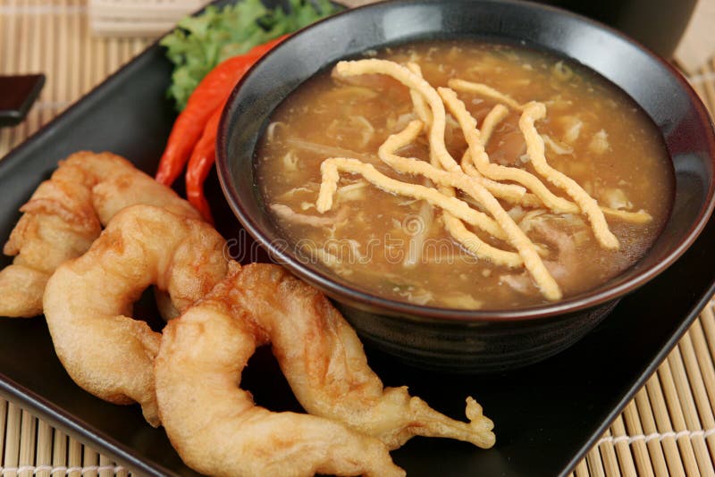Heiße u. saure Suppe mit Garnelen stockfotos