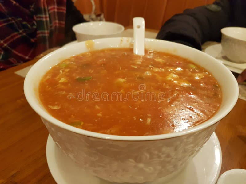 Heiße und sauer Suppe in weißer Schüssel