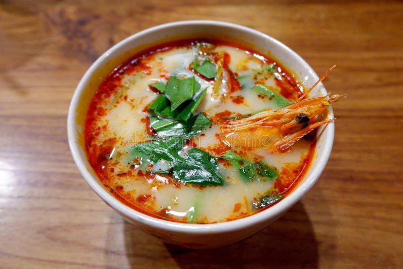 Heiße und saure thailändische Suppe mit Garnelen Tom Yum Goong lizenzfreies stockfoto Heiße und saure thailändische Suppe mit Garnelen Tom Yum Goong lizenzfreies stockfoto