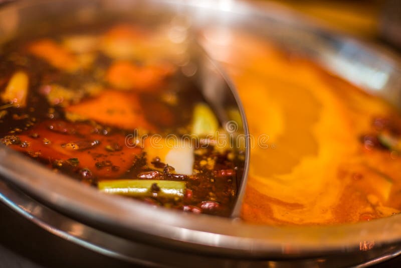 Heiße und würzige Mandarinenente hotpot Nahaufnahme stockbild Heiße und würzige Mandarinenente hotpot Nahaufnahme stockbild