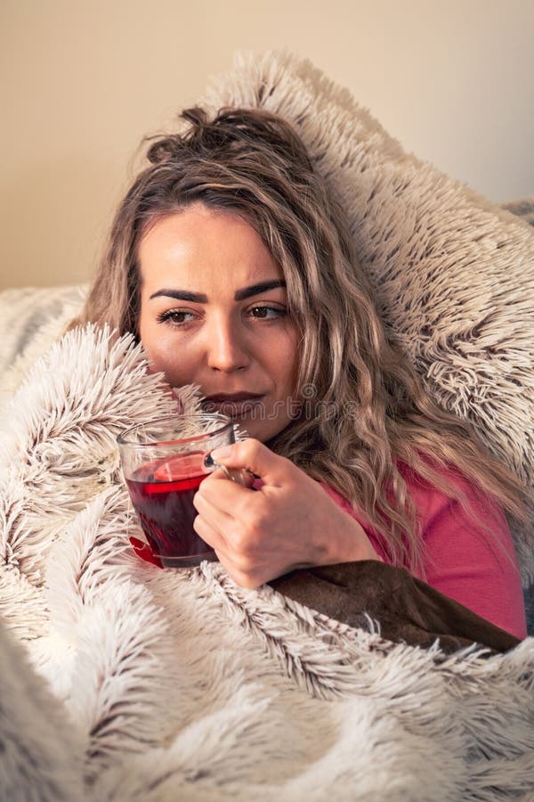 Heißer Tee mit Zitrone im Bett, das Kräutertee trinkt Vitamine und heißes lizenzfreie stockfotos Heißer Tee mit Zitrone im Bett, das Kräutertee trinkt Vitamine und heißes lizenzfreie stockfotos