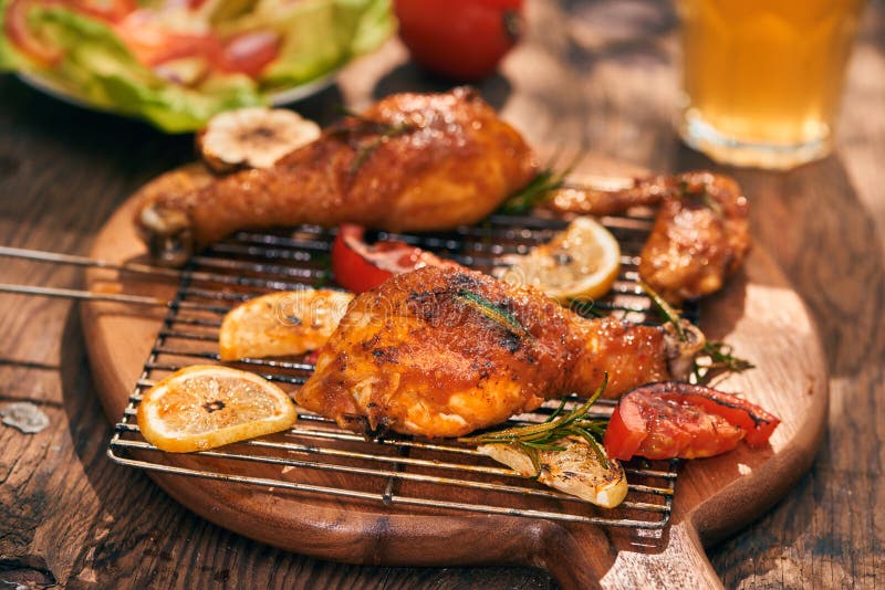 Heißer und würziger Hühnertrommelstock und Flügelnahaufnahme mit Bier lizenzfreie stockfotos Heißer und würziger Hühnertrommelstock und Flügelnahaufnahme mit Bier lizenzfreie stockfotos