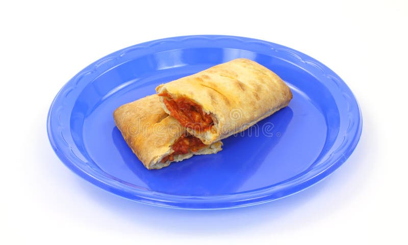 Heißes Pizzasandwich auf blauer Platte stockbilder Heißes Pizzasandwich auf blauer Platte stockbilder