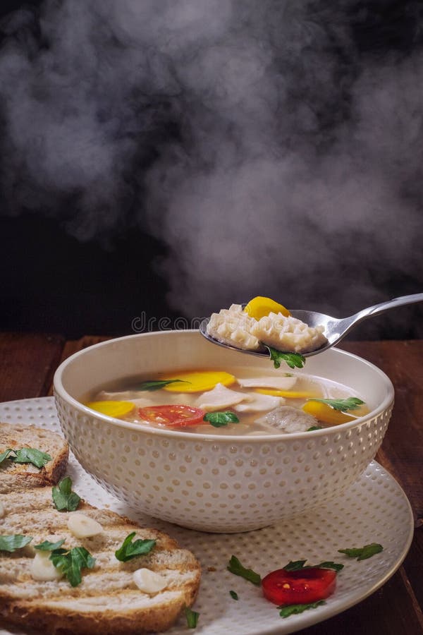 Heißes Suppe khash mit Dampf, ein Stück gebratenes Brot zerrieben mit Knoblauch, kaukasische Küche stockfotos Heißes Suppe khash mit Dampf, ein Stück gebratenes Brot zerrieben mit Knoblauch, kaukasische Küche stockfotos