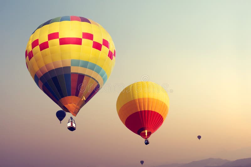 Heißluft steigt Fliegen auf Himmel im Ballon auf lizenzfreie stockbilder Heißluft steigt Fliegen auf Himmel im Ballon auf lizenzfreie stockbilder