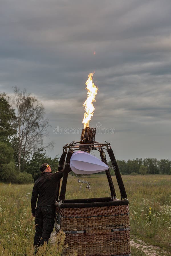 Heißluftballon, der zum Flug sich vorbereitet Makariv, Ukraine stockbilder Heißluftballon, der zum Flug sich vorbereitet Makariv, Ukraine stockbilder