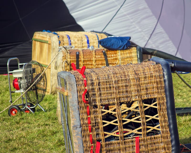 Heißluftballonkörbe bereit zum Fliegen am Festival stockbilder