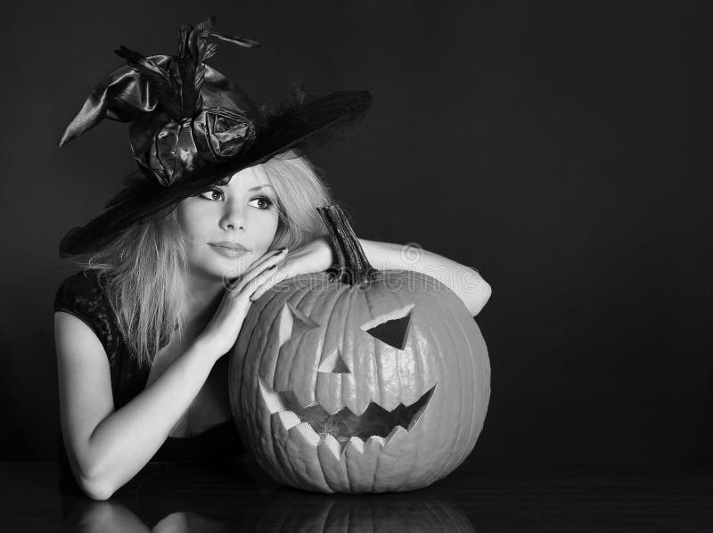 Heks met Halloween-pompoen stock afbeelding Heks met Halloween-pompoen stock afbeelding
