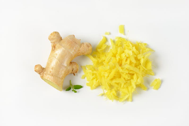 Hel och riven ingefära royaltyfri bild