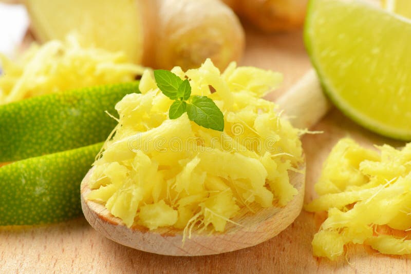 Hel och grated ingefära royaltyfri foto