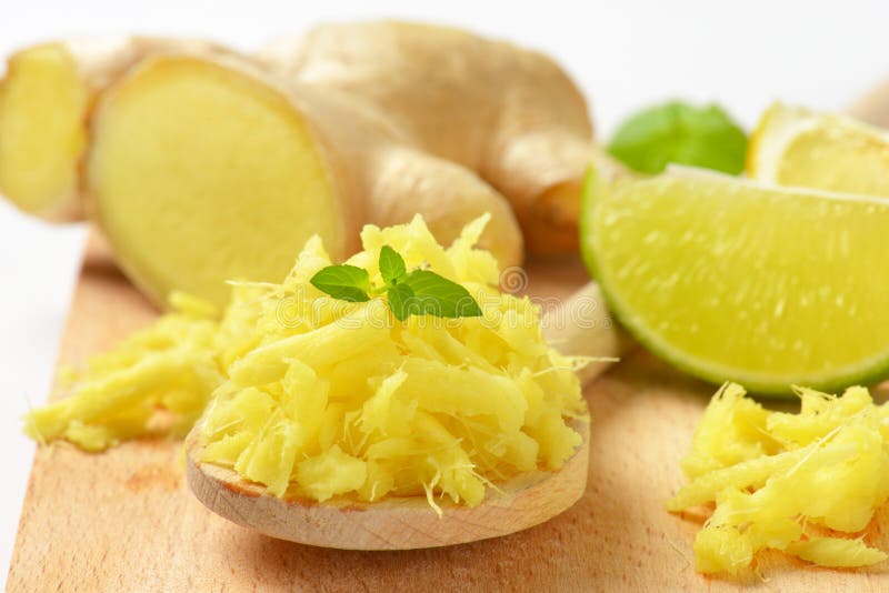 Hel och grated ingefära royaltyfri bild