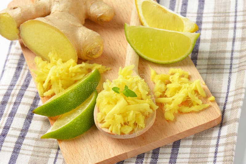 Hel och grated ingefära arkivfoton