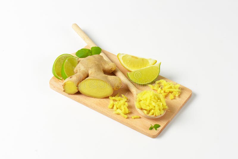 Hel och grated ingefära fotografering för bildbyråer