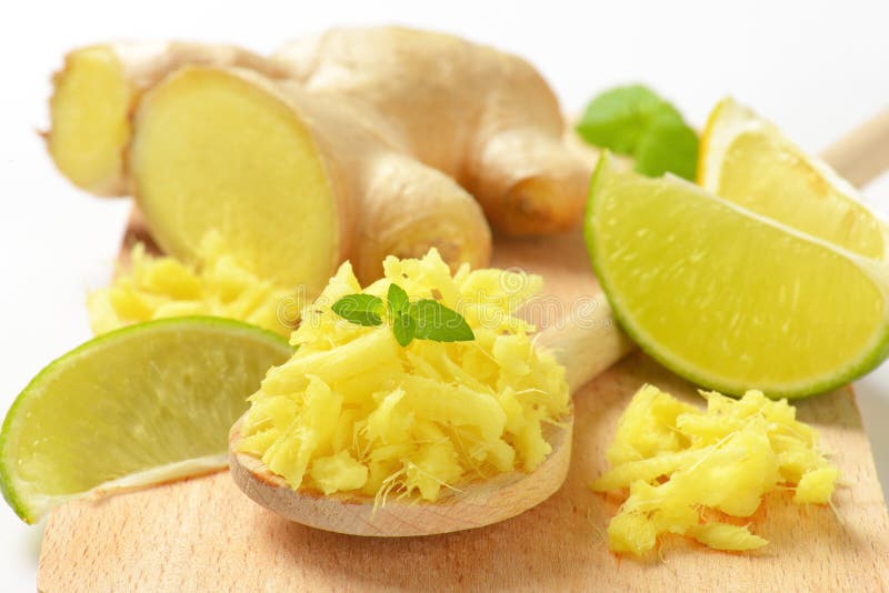 Hel och grated ingefära royaltyfri bild