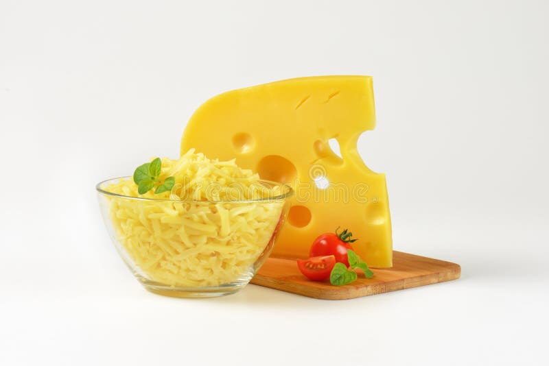 Hel och grated ost royaltyfri foto