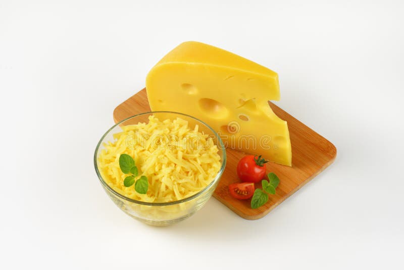 Hel och grated ost royaltyfria bilder
