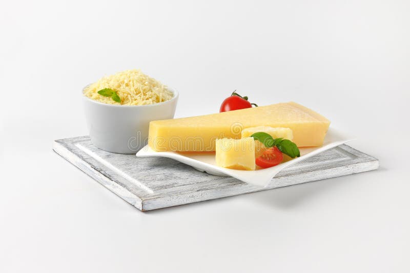 Hel och grated parmesanost royaltyfri foto