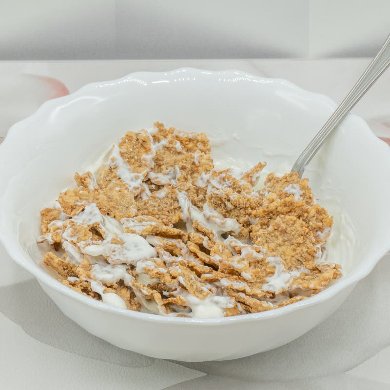 Hela korn med yoghurt royaltyfri bild Hela korn med yoghurt royaltyfri bild